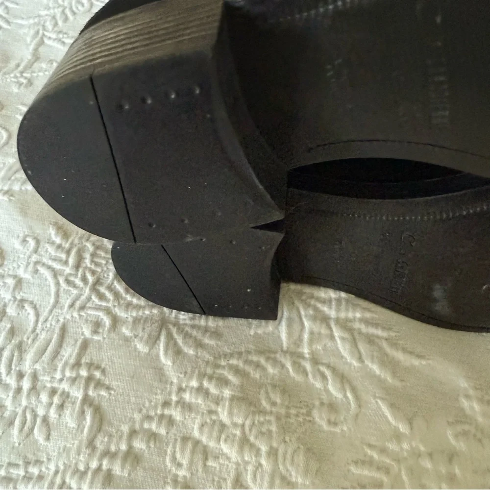 La CANADIENNE Black Suede Ankle Booties size 8.5